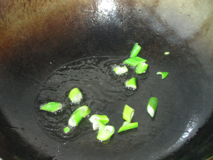 尖椒木耳炒豆干步骤4