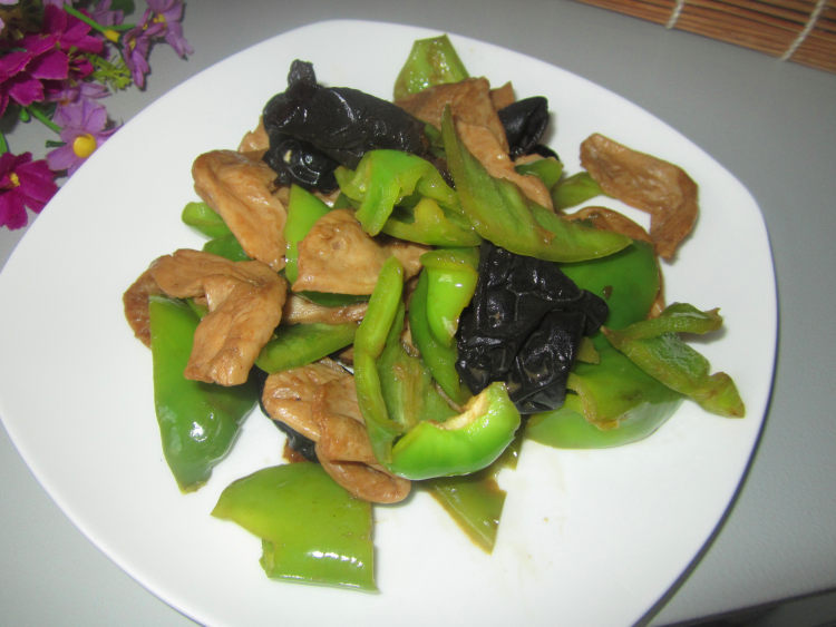 尖椒木耳炒豆干步骤9