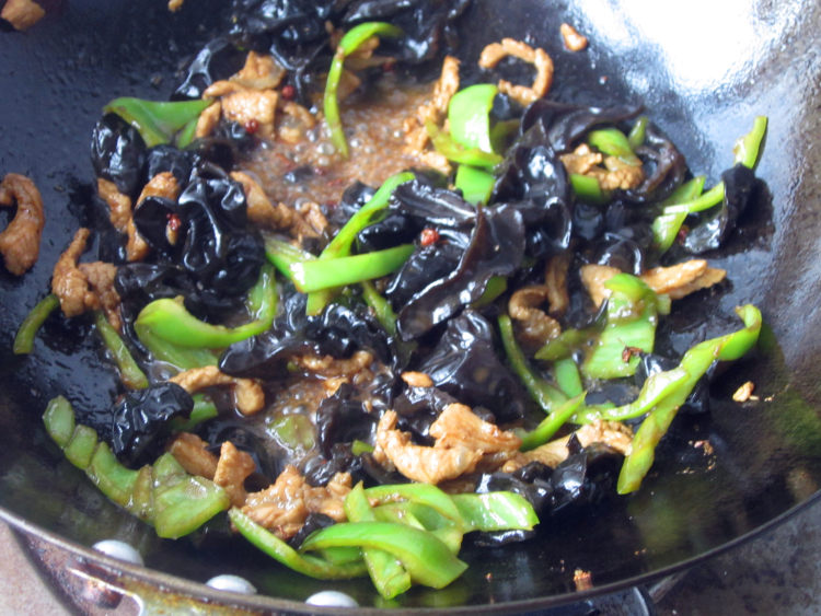 黑木耳小炒肉步骤9