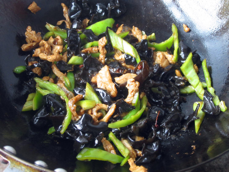 黑木耳小炒肉步骤8