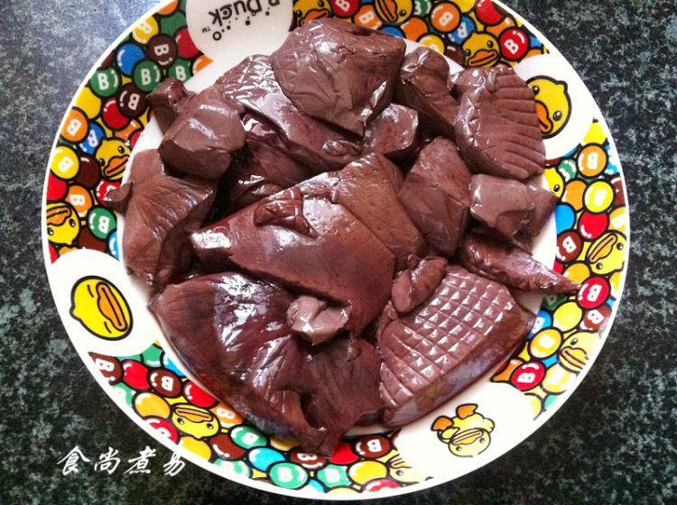 肉丝豆腐煮猪红步骤1