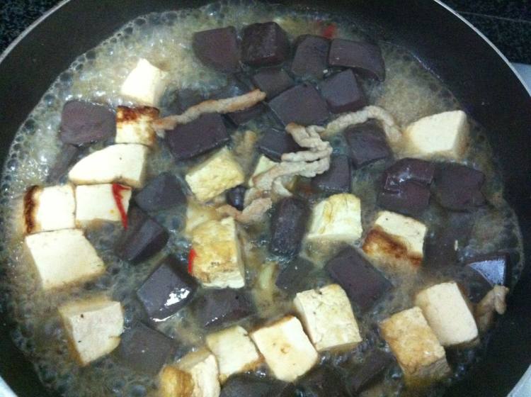 肉丝豆腐煮猪红步骤5