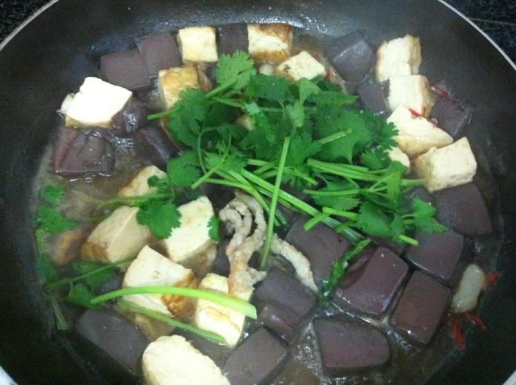 肉丝豆腐煮猪红步骤6