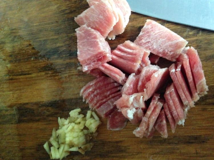 黑木耳炒瘦肉步骤2