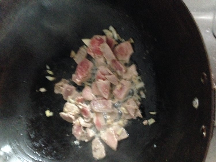 黑木耳炒瘦肉步骤4