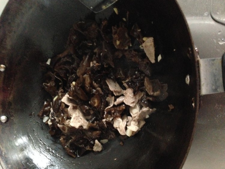 黑木耳炒瘦肉步骤5