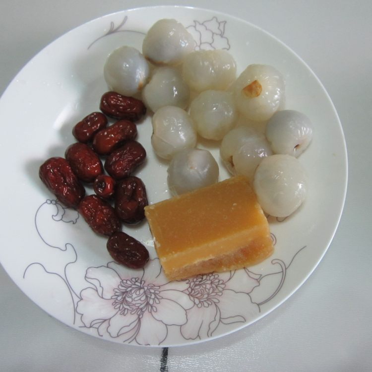 红枣荔枝煮汤圆步骤2