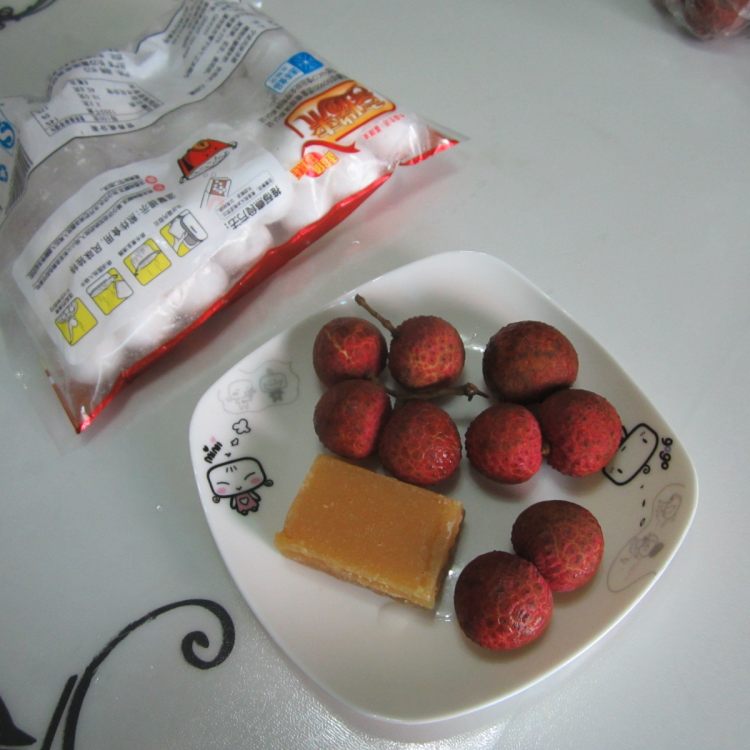 红枣荔枝煮汤圆步骤1