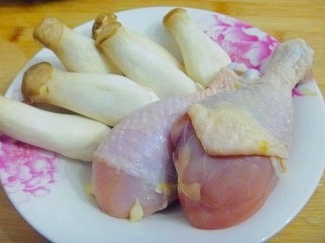 杏鲍菇鸡腿药膳汤步骤1