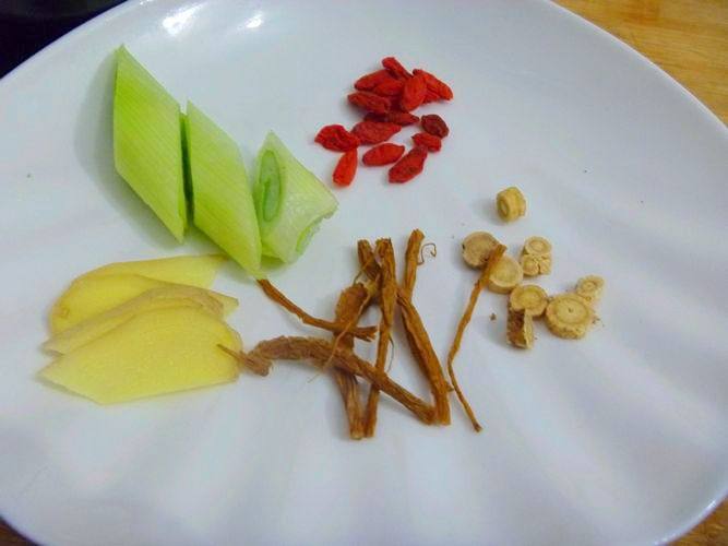 杏鲍菇鸡腿药膳汤步骤2