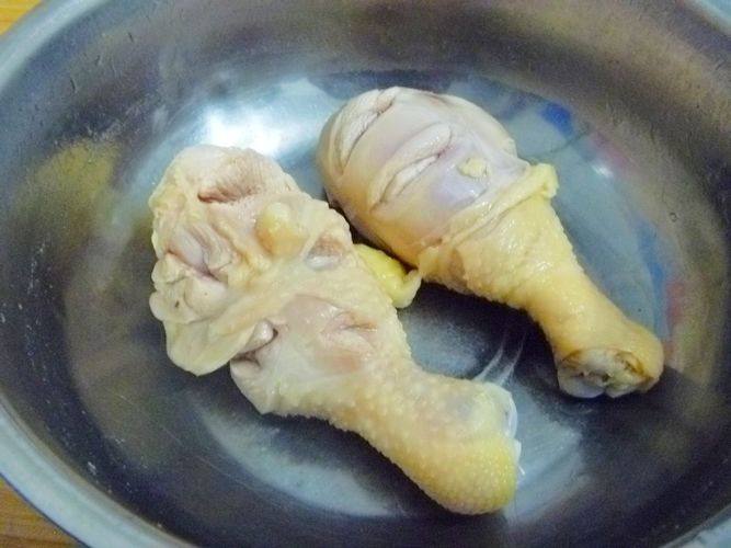 杏鲍菇鸡腿药膳汤步骤4