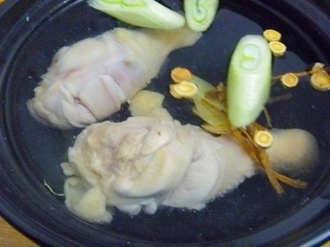 杏鲍菇鸡腿药膳汤步骤6