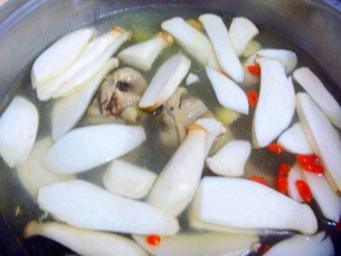 杏鲍菇鸡腿药膳汤步骤7
