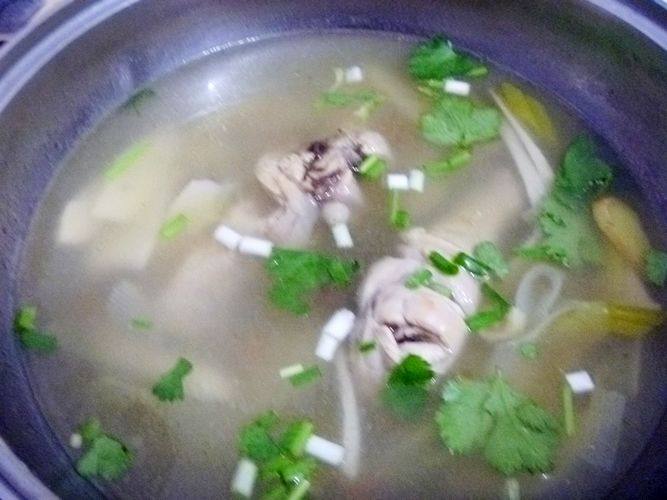杏鲍菇鸡腿药膳汤步骤8