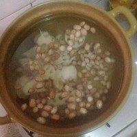 莲藕花生猪尾汤步骤5