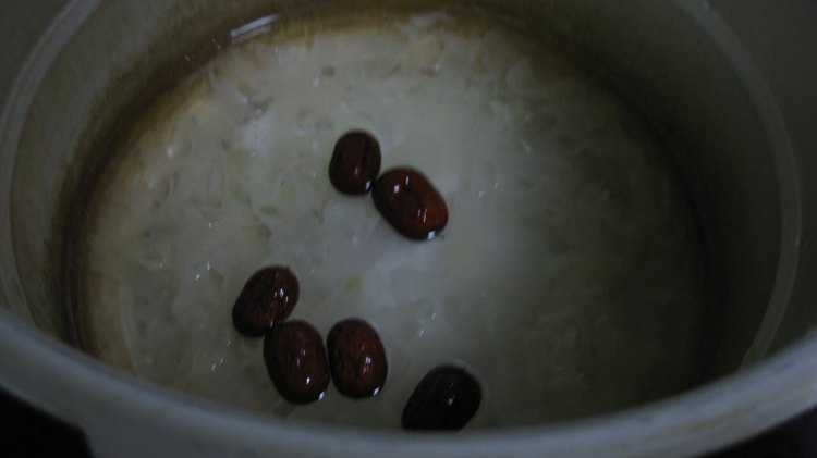 冰糖银耳红枣粥步骤5