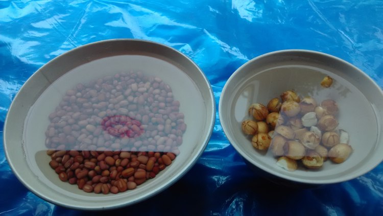 红豆莲子芋圆汤步骤1