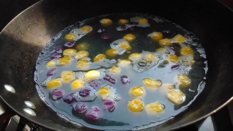 红豆莲子芋圆汤步骤3