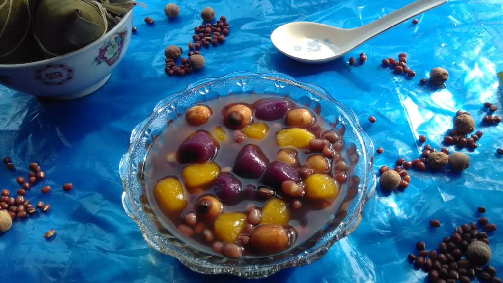 红豆莲子芋圆汤步骤5