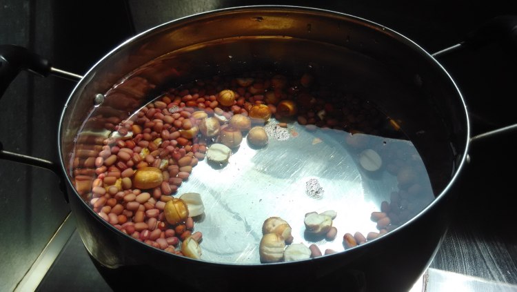 红豆莲子芋圆汤步骤2