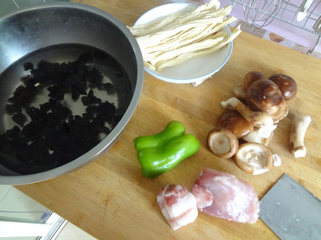 香菇木耳炒腐竹步骤1