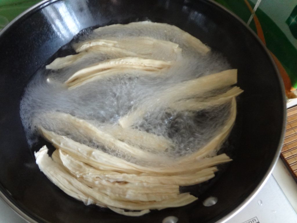 香菇木耳炒腐竹步骤2