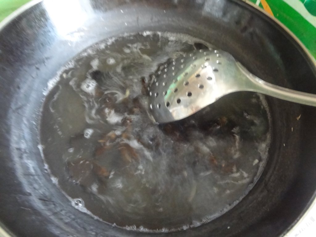 香菇木耳炒腐竹步骤4