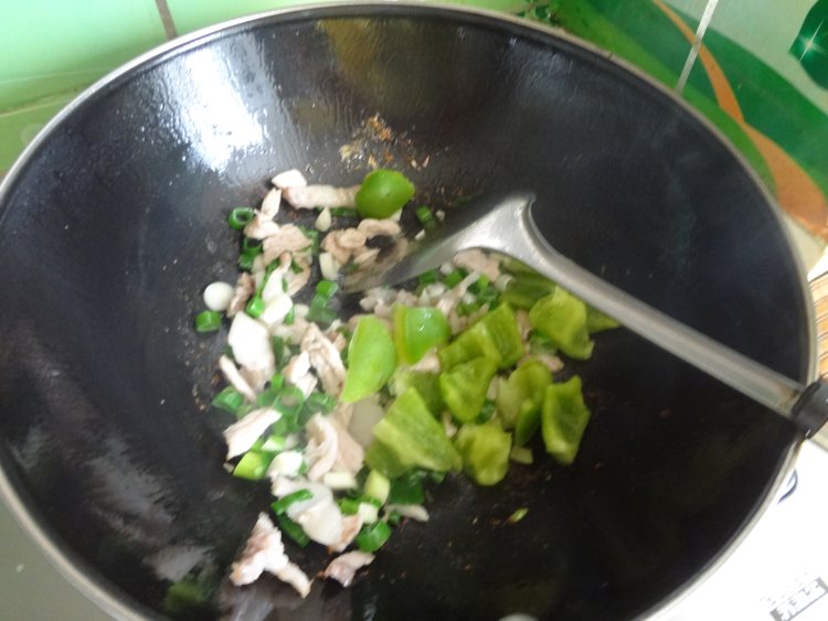 香菇木耳炒腐竹步骤8