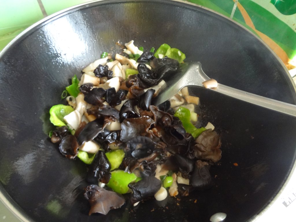 香菇木耳炒腐竹步骤9
