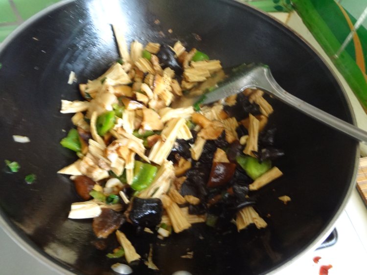 香菇木耳炒腐竹步骤12