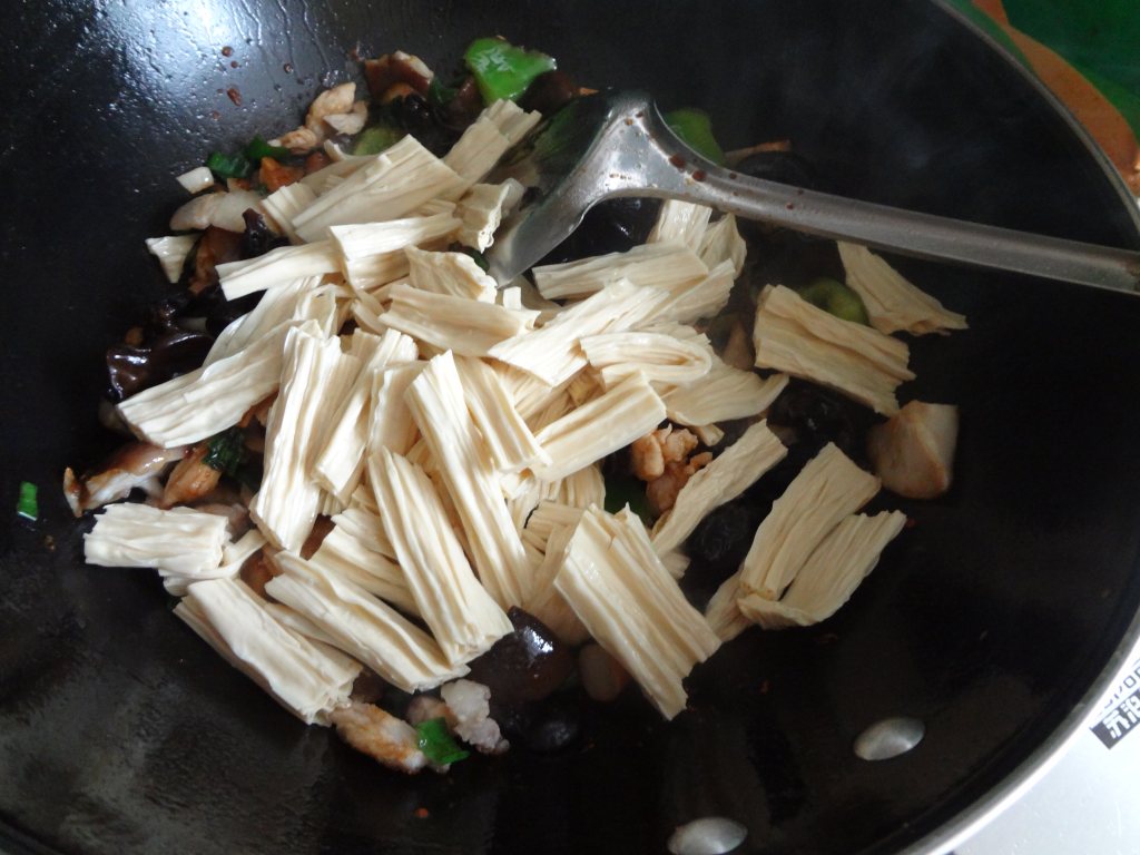 香菇木耳炒腐竹步骤10