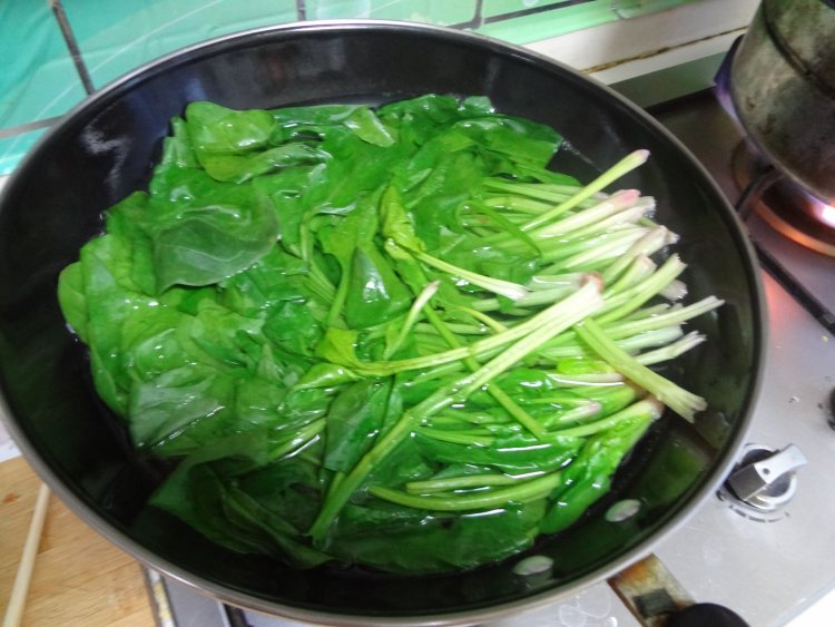 素炒菠菜步骤1