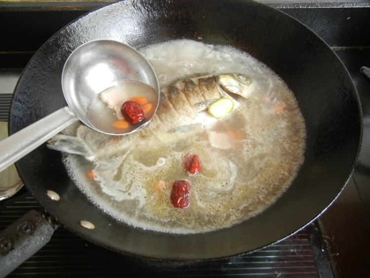 苹果红枣鲫鱼汤步骤7