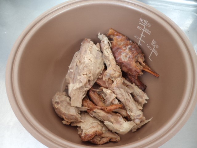 豌豆鸭骨萝卜汤步骤1