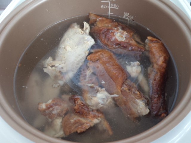 豌豆鸭骨萝卜汤步骤2