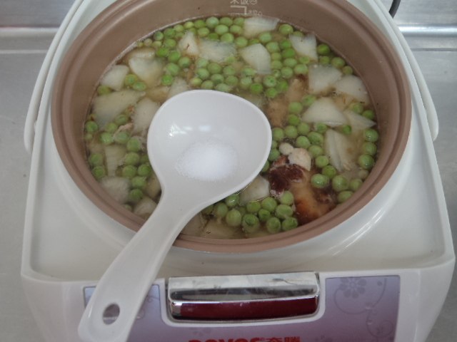 豌豆鸭骨萝卜汤步骤9