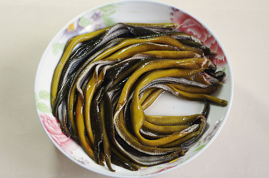 蒜香鳝鱼丝炒茭白丝步骤2