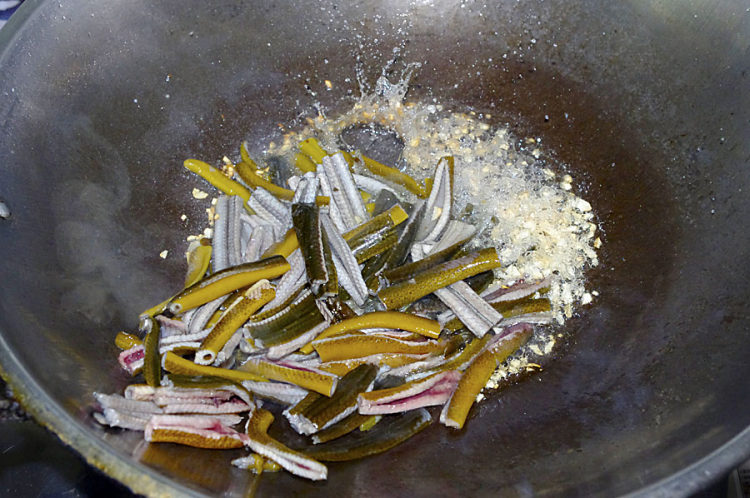 蒜香鳝鱼丝炒茭白丝步骤8