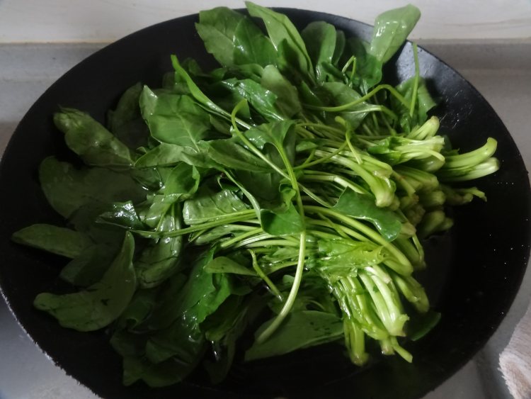 蒜泥菠菜步骤2