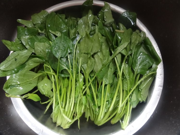 蒜泥菠菜步骤1