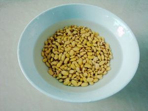 燕麦黑芝麻豆浆步骤1