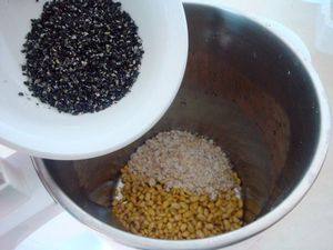 燕麦黑芝麻豆浆步骤5