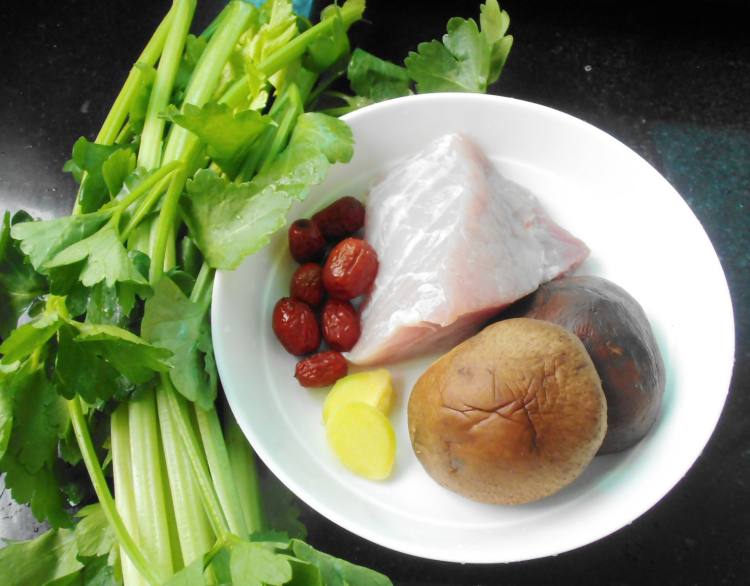 芹菜红枣瘦肉汤步骤1