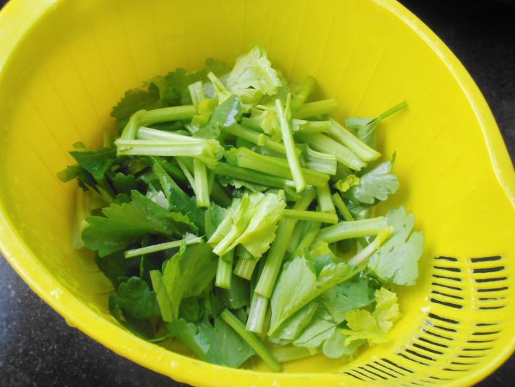 芹菜红枣瘦肉汤步骤4