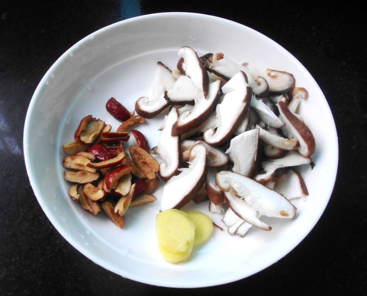 芹菜红枣瘦肉汤步骤3