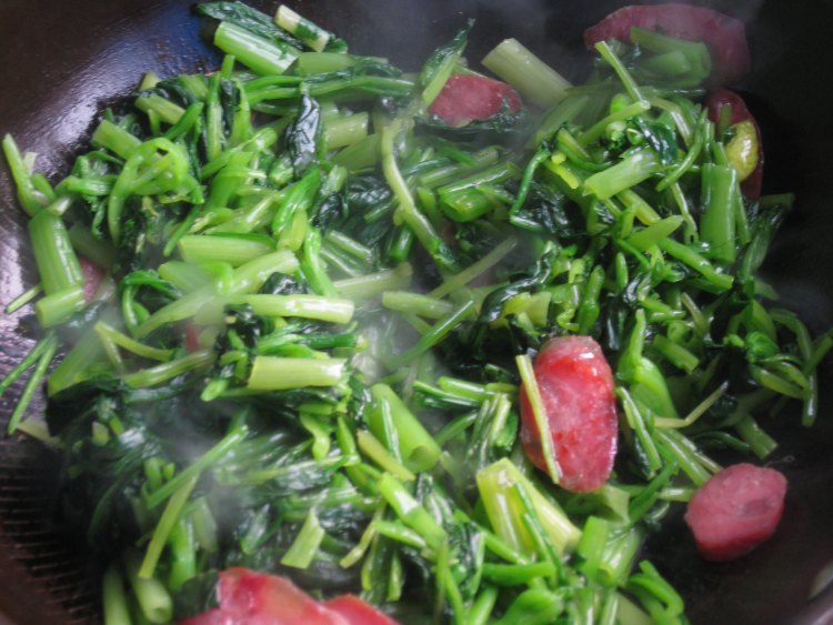 香肠炒菠菜步骤7