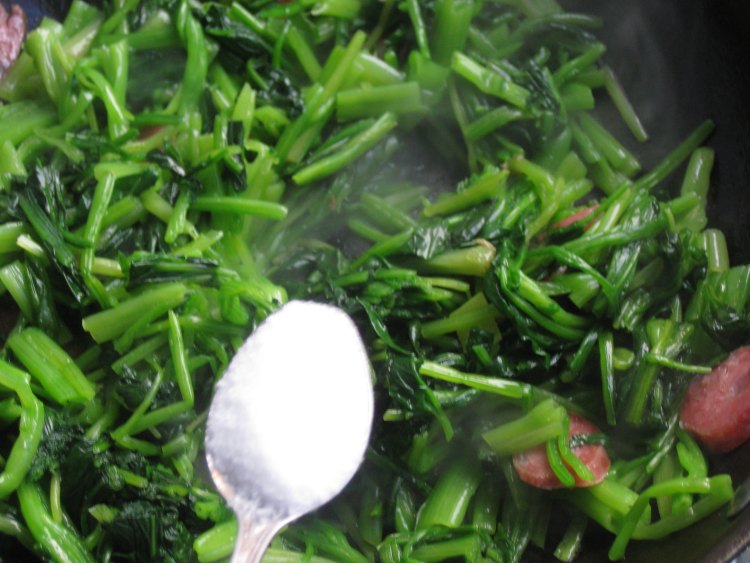 香肠炒菠菜步骤8