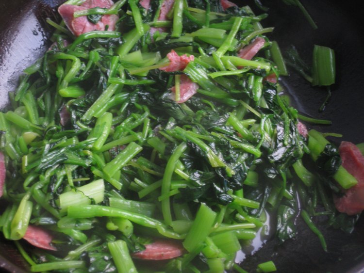 香肠炒菠菜步骤9
