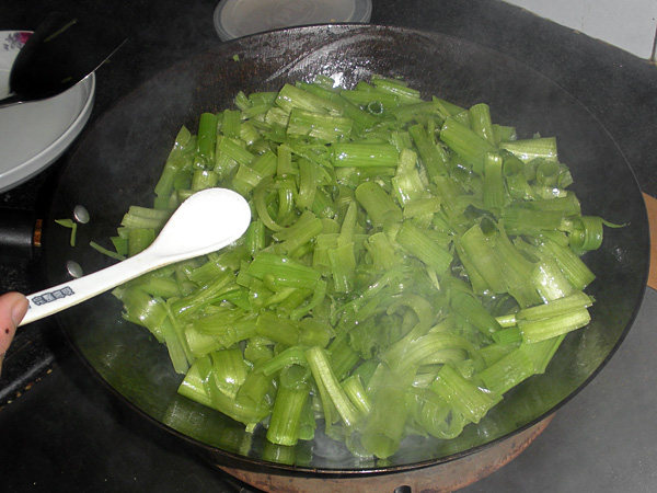 枸杞清炒菠菜梗步骤7