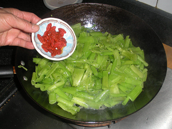 枸杞清炒菠菜梗步骤9